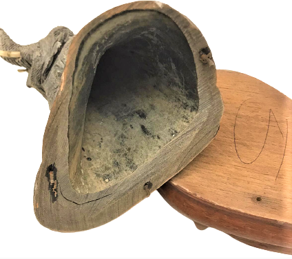 TAMAMI BOYNUZDAN USTA İŞİ  EL OYMASI İLE YAPILMIŞ FİL AHŞAP KAİDE ÜZERİNDE DİŞLERİ FİL DİŞİNDEN 