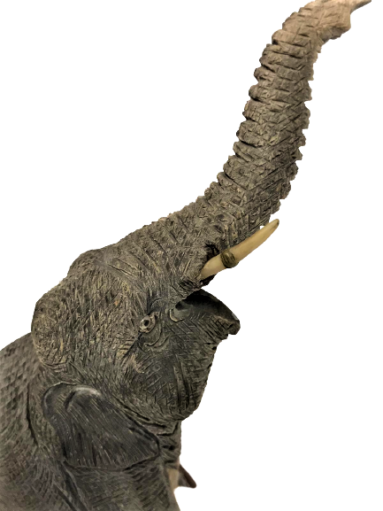 TAMAMI BOYNUZDAN USTA İŞİ  EL OYMASI İLE YAPILMIŞ FİL AHŞAP KAİDE ÜZERİNDE DİŞLERİ FİL DİŞİNDEN 