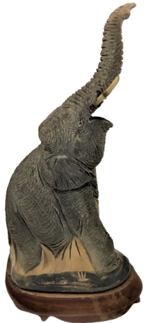 TAMAMI BOYNUZDAN USTA İŞİ  EL OYMASI İLE YAPILMIŞ FİL AHŞAP KAİDE ÜZERİNDE DİŞLERİ FİL DİŞİNDEN 