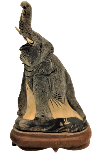 TAMAMI BOYNUZDAN USTA İŞİ  EL OYMASI İLE YAPILMIŞ FİL AHŞAP KAİDE ÜZERİNDE DİŞLERİ FİL DİŞİNDEN 