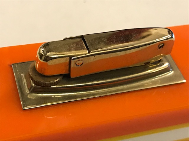 RETRO MASA ÜZERİ DIŞ KISIMLARI FARKLI RENKLERDE KATALİN İÇ METAL GAZLI CAKMAK 