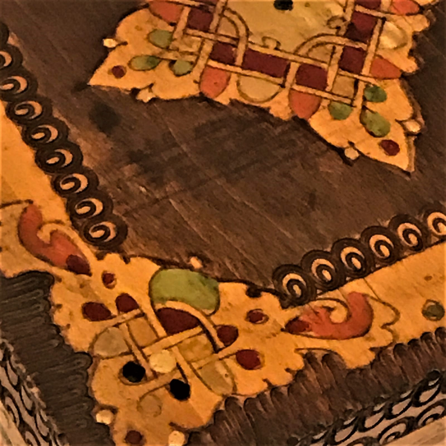 OSMANLI KAPAKLI ÜZERİ GEOMETRİK DESENLİ RENKLİ BOYA AHŞAP DEGERLİ EŞYA KUTUSU