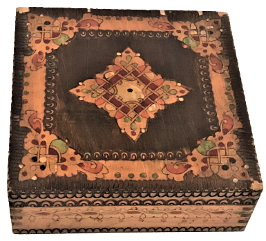 OSMANLI KAPAKLI ÜZERİ GEOMETRİK DESENLİ RENKLİ BOYA AHŞAP DEGERLİ EŞYA KUTUSU