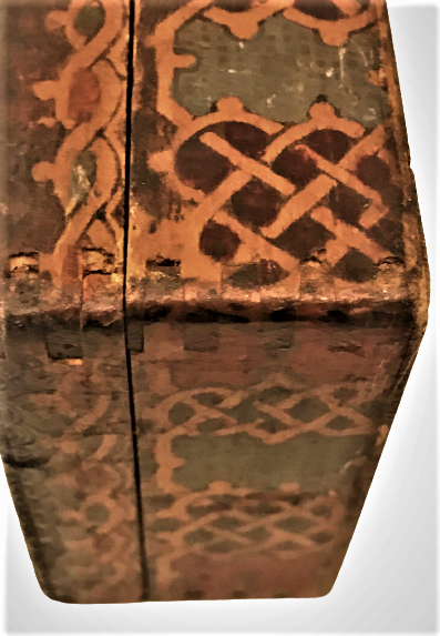 OSMANLI KIRLANGIC GECME EL YAPIM KAPAKLI ÜZERİ GEOMETRİK DESENLİ RENKLİ BOYA AHŞAP DEGERLİ EŞYA KUTUSU