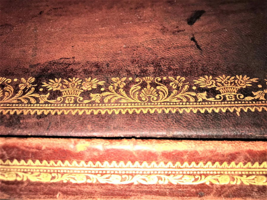 OSMANLI  BORDO RENKDE SARAY İŞİ DERİ KENARLARI SICAK ALTIN BASKI MASA ÜZERİ KAPAKLI SÜMEN