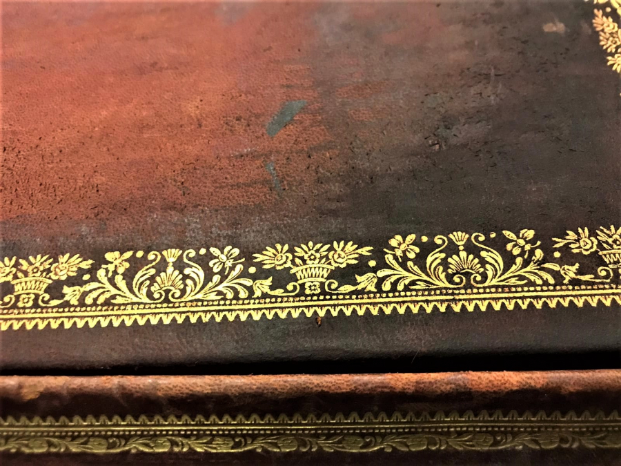 OSMANLI  BORDO RENKDE SARAY İŞİ DERİ KENARLARI SICAK ALTIN BASKI MASA ÜZERİ KAPAKLI SÜMEN