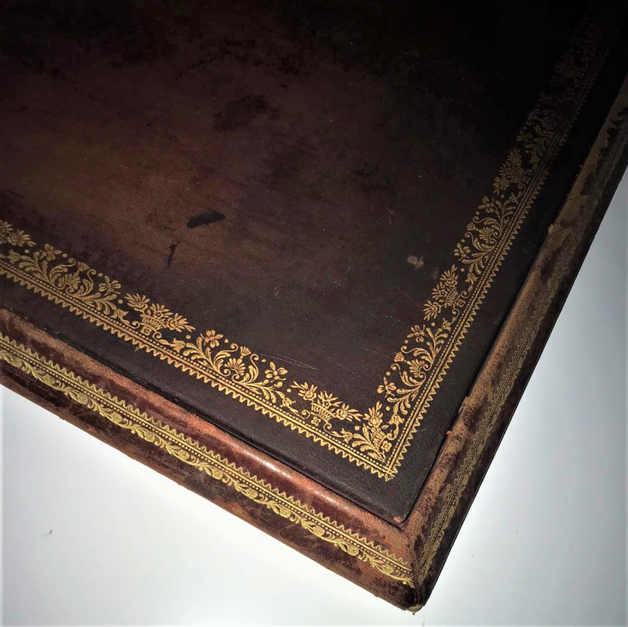 OSMANLI  BORDO RENKDE SARAY İŞİ DERİ KENARLARI SICAK ALTIN BASKI MASA ÜZERİ KAPAKLI SÜMEN