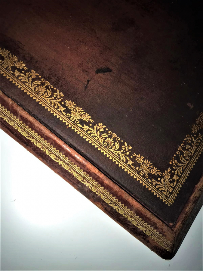 OSMANLI  BORDO RENKDE SARAY İŞİ DERİ KENARLARI SICAK ALTIN BASKI MASA ÜZERİ KAPAKLI SÜMEN