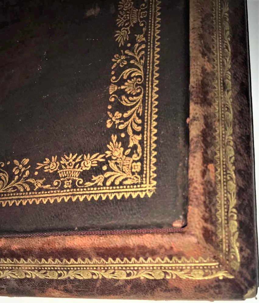 OSMANLI  BORDO RENKDE SARAY İŞİ DERİ KENARLARI SICAK ALTIN BASKI MASA ÜZERİ KAPAKLI SÜMEN