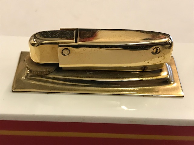 RETRO MASA ÜZERİ DIŞ KISIMLARI FARKLI RENKLERDE KATALİN İÇ METAL GAZLI CAKMAK 