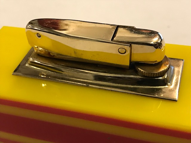 RETRO MASA ÜZERİ DIŞ KISIMLARI FARKLI RENKLERDE KATALİN İÇ METAL GAZLI CAKMAK 