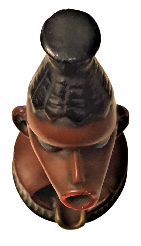 ZENCİ ARAP KULLÜK ALCIDAN YAPILMA ÜZERİ EL BOYAMA İÇERSİNDEKİ SİGARANIN DUMANINI AGZINDAN CIKARAN