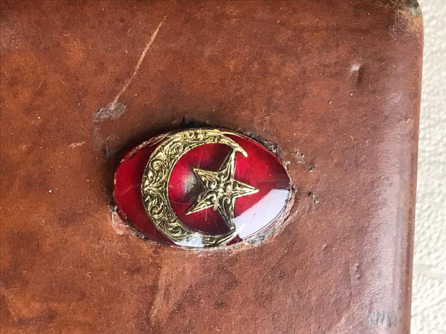 ÜZERİ DERİ KENARLAR PİRİNC ÜZERİNDE AY YILDIZ BULUNAN DERİ ASKER SIGARA TABAKASI