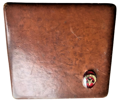 ÜZERİ DERİ KENARLAR PİRİNC ÜZERİNDE AY YILDIZ BULUNAN DERİ ASKER SIGARA TABAKASI