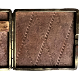 ÜZERİ DERİ KENARLAR PİRİNC ÜZERİNDE AY YILDIZ BULUNAN DERİ ASKER SIGARA TABAKASI