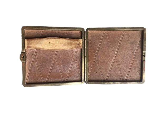 ÜZERİ DERİ KENARLAR PİRİNC ÜZERİNDE AY YILDIZ BULUNAN DERİ ASKER SIGARA TABAKASI