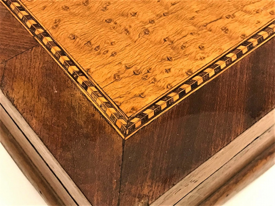 AHŞAP MARKUTERİ İŞÇİLİKLİ İÇİ AYNALI KAPAKLI TRAŞ KUTUSU