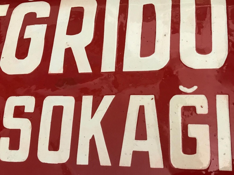 1927 EMAYE BOMBELİ KIRMIZI BEYAZ EGRİDUT SOKAK TABELASI  iSTANBULUN ENTERESAN SOKAK ADLARINDAN OLAN EMAYE TABELA