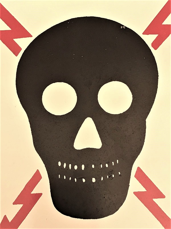  BEYAZ ZEMİN ÜZERİNE SİYAH VE KIRMIZI RENKDE METAL TEHLİKE UYARISI TABELASI