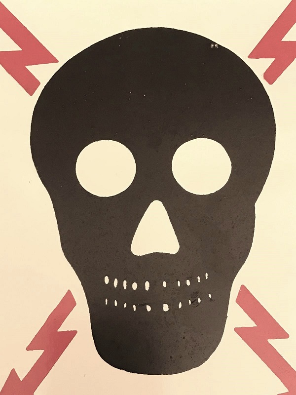 EMAYE ÜZERİ BOMBELİ DİKKAT TEHLİKE KURU KAFA İŞARETLİ YUKSEK VOLTAJ UYARI TABELASI