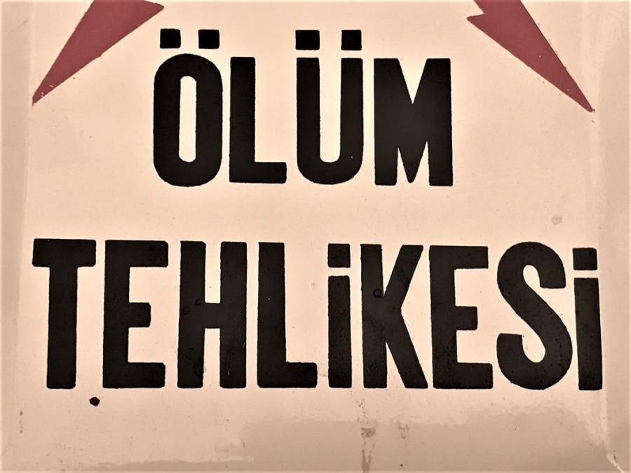 EMAYE ÜZERİ BOMBELİ DİKKAT TEHLİKE KURU KAFA İŞARETLİ YUKSEK VOLTAJ UYARI TABELASI