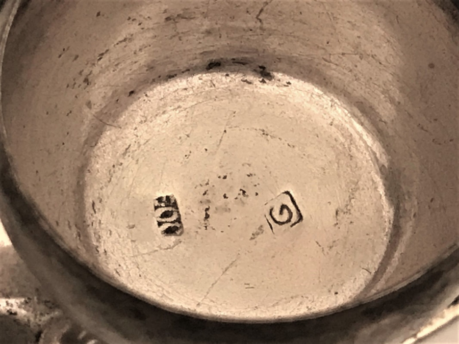 GÜMÜŞ BAHARATLIK SAGINDA VE SOLUNDA İKİ KÜFE TAŞIYAN EŞŞEK 