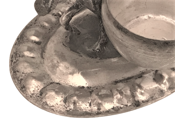 GÜMÜŞ BAHARATLIK SAGINDA VE SOLUNDA İKİ KÜFE TAŞIYAN EŞŞEK 