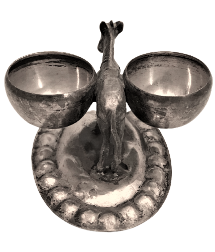 GÜMÜŞ BAHARATLIK SAGINDA VE SOLUNDA İKİ KÜFE TAŞIYAN EŞŞEK 