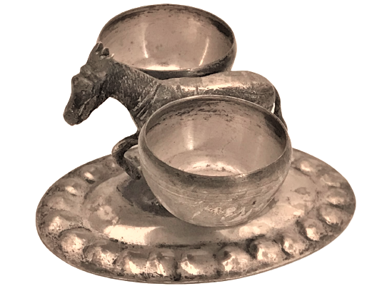 GÜMÜŞ BAHARATLIK SAGINDA VE SOLUNDA İKİ KÜFE TAŞIYAN EŞŞEK 