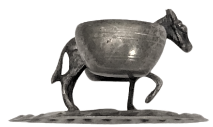 GÜMÜŞ BAHARATLIK SAGINDA VE SOLUNDA İKİ KÜFE TAŞIYAN EŞŞEK 