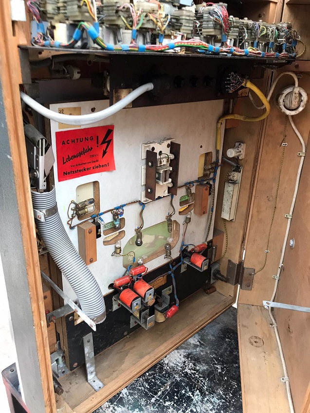 LÖWEN AUTOMATEN  6530 FOOTBAAL JETONLU OYUN MAKİNESI ALMAN MALI DUVAR TİPİ TİLT