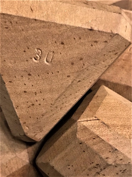 KENDİ KUTUSUNDA AHŞAP LOGO OYUNCAK FARKLI GEOMETRİK KESİLMİŞ BOY VE ŞEKİLLERDE 1940 YILLAR