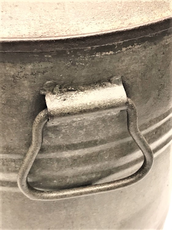 1940 SAKALARIN SU DAGITIMINDA KULLANDIGI 25 LİTRELİK GALVANİZ SU GALONU