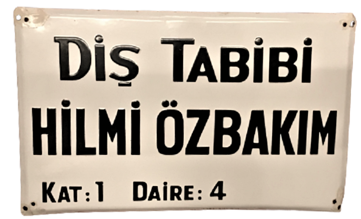 DİŞ TABİB HİLMİ ÖZBAKIM KAT 1 D 4 BEYAZ ZEMİN SİYAH YAZILI BOMBELİ METAL EMAYE TABELA