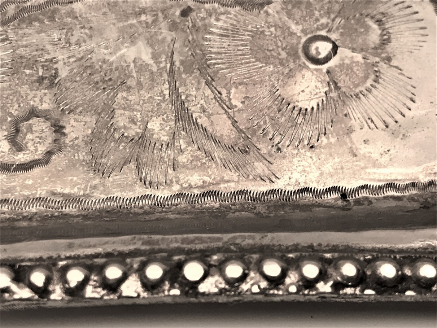 1950 GÜMÜŞ KAPLAMA ÜZERİ KALEM İŞ SÜSLEMELİ CİFT KULPLU  KAHVE SUNUM TEPSİSİ 