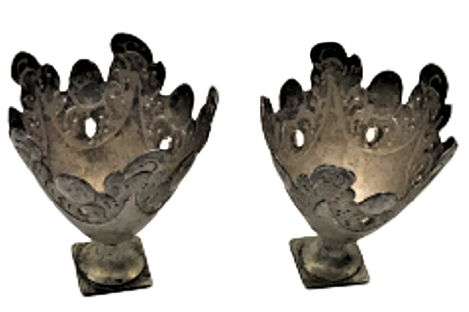 OSMANLI DÖNEMİ ESERİ İSTANBUL GÜMÜŞ  ÜZERİ YAPRAK MOTİFLİ  KARE AYAK FORMDA FİNCAN ZARFI  2 ADET