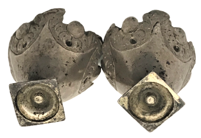 OSMANLI DÖNEMİ ESERİ İSTANBUL GÜMÜŞ  ÜZERİ YAPRAK MOTİFLİ  KARE AYAK FORMDA FİNCAN ZARFI  2 ADET