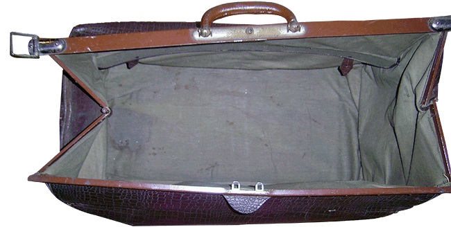 DERİ KAHVERENGİ MESİN METAL MENTEŞELİ KİLİTLİ TASIMA KULPLU SEYEHAT CANTASI