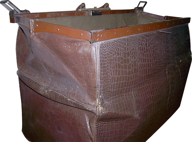 DERİ KAHVERENGİ MESİN METAL MENTEŞELİ KİLİTLİ TASIMA KULPLU SEYEHAT CANTASI