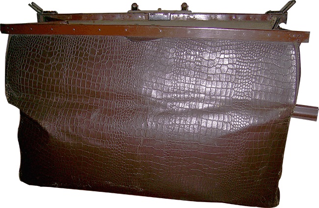 DERİ KAHVERENGİ MESİN METAL MENTEŞELİ KİLİTLİ TASIMA KULPLU SEYEHAT CANTASI