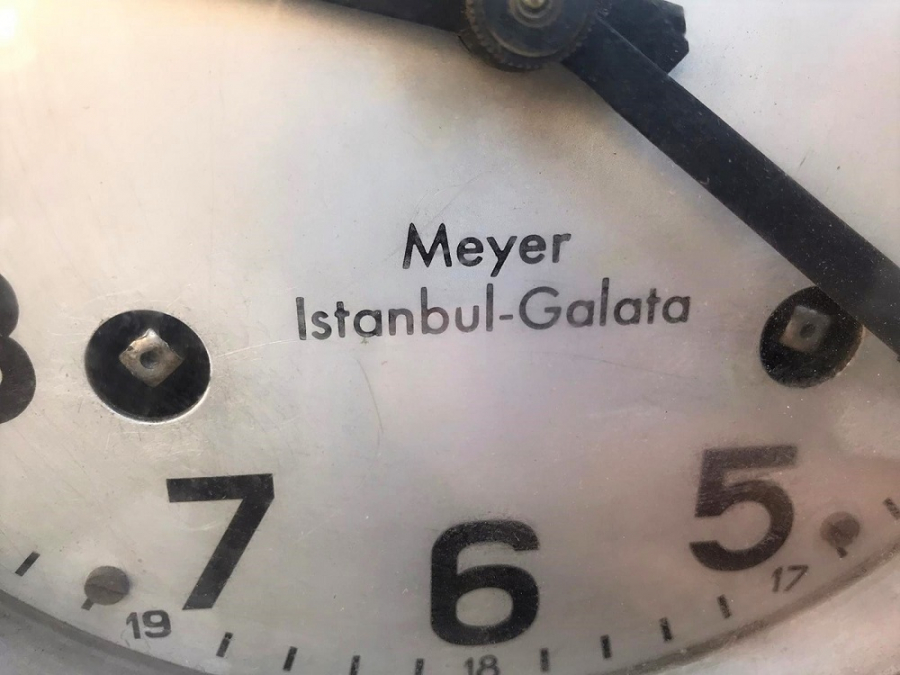 1920 JSGUS FABRİKA İŞCİ GİRİŞ CIKIŞ KART BASMA SAATİ MAYER İSTANBUL GALATA KURMALI MEKANİK AGAC KASA 