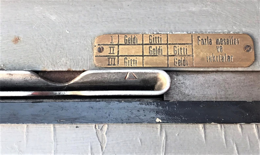 1920 JSGUS FABRİKA İŞCİ GİRİŞ CIKIŞ KART BASMA SAATİ MAYER İSTANBUL GALATA KURMALI MEKANİK AGAC KASA 