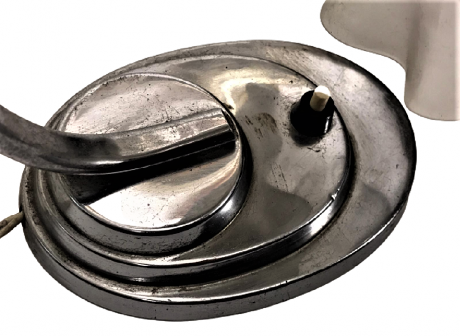 BEYAZ MARUL CAMLI METAL KROM  AYAKLI MASA ÜZERİ  LAMBA AYAK KISMINDA ACMA KAPAMA ANAHTARLI