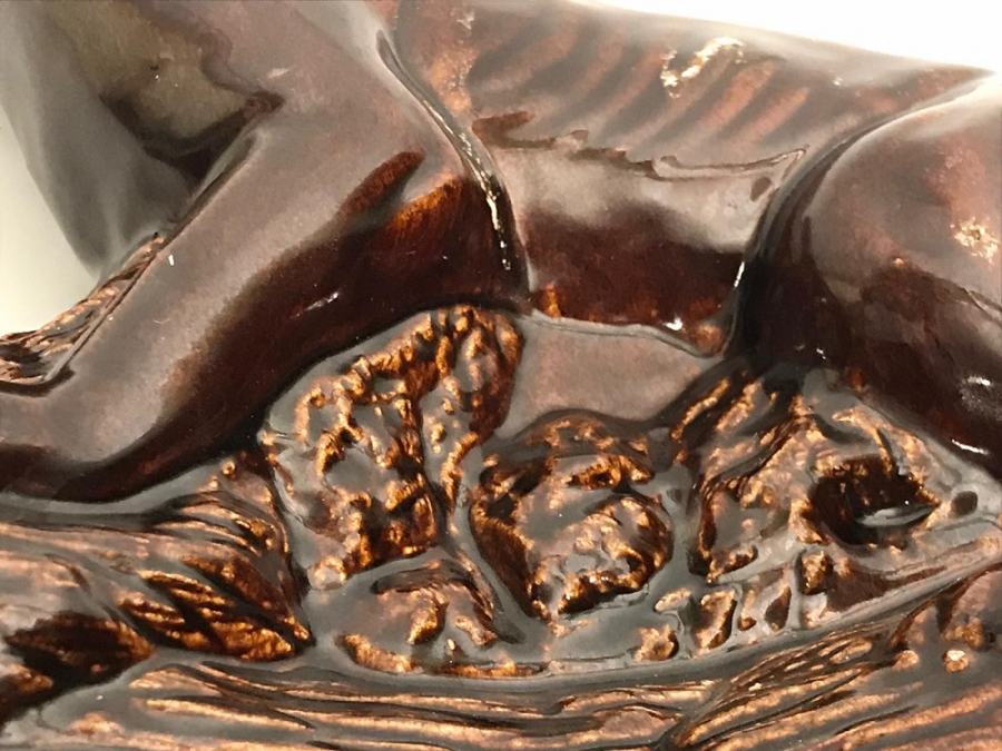 SERAMİK KAHVE TONLARDA KAYA ÜZERİNDE AVINI BEKLEYEN  PARS