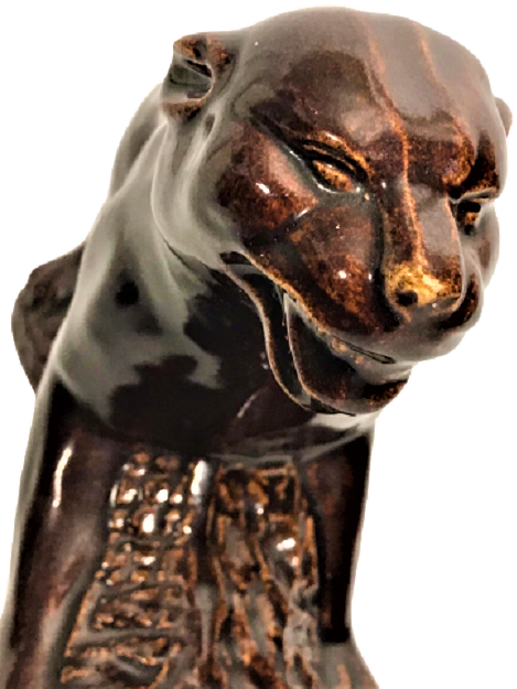 SERAMİK KAHVE TONLARDA KAYA ÜZERİNDE AVINI BEKLEYEN  PARS