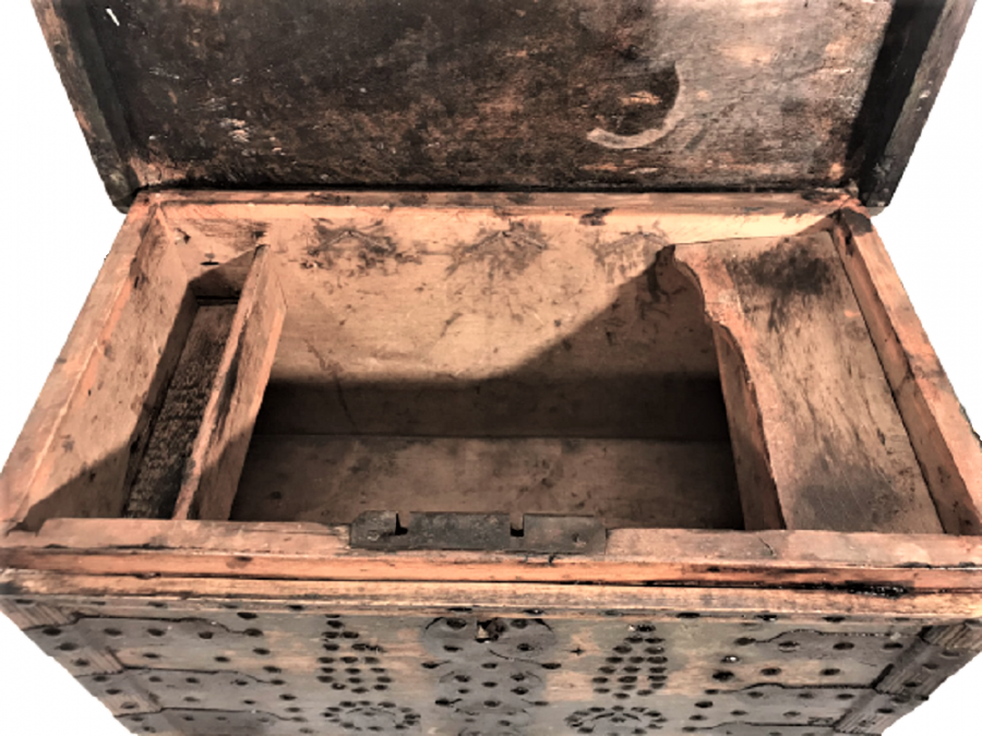 OSMANLI YÖRÜK İŞİ ÜZERİ KABARA SÜSLEMELİ AHŞAP KAPAKLI İÇERSİ GÖZLÜ GELİN BOHCA SANDIK