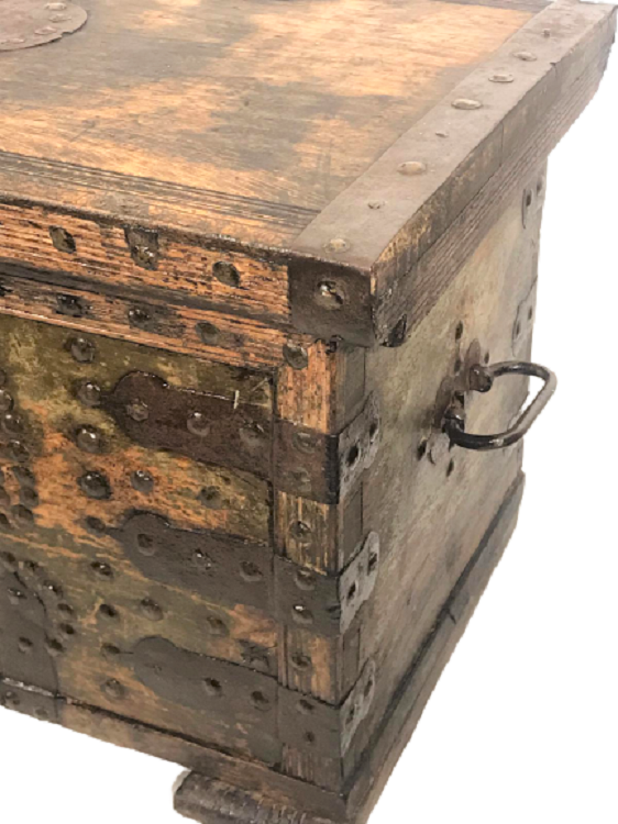 OSMANLI YÖRÜK İŞİ ÜZERİ KABARA SÜSLEMELİ AHŞAP KAPAKLI İÇERSİ GÖZLÜ GELİN BOHCA SANDIK