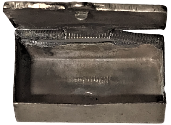 OSMANLI GÜMÜŞ KAPAKLI ÜZERİ İŞLEMELİ ENFİYE KUTUSU 