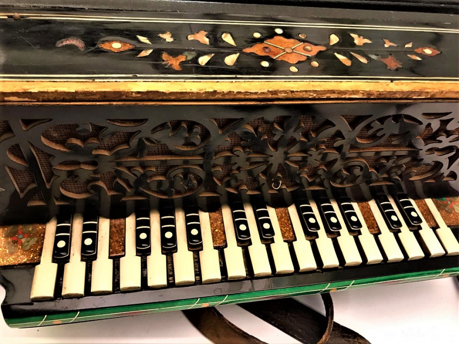 TAMAMEN EL İŞCİLİKLİ SEDEF KARMA MARKUTERİ VE TESTERE SÜSLEMELİ  CERKEZ AKORDİYON KÖRÜKLER DERİ 