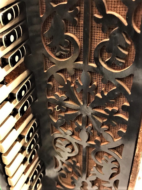 TAMAMEN EL İŞCİLİKLİ SEDEF KARMA MARKUTERİ VE TESTERE SÜSLEMELİ  CERKEZ AKORDİYON KÖRÜKLER DERİ 